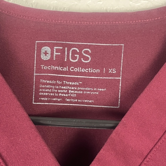 Figs Men’s Leon Three Pockets Scrub Top Sz XS Maroon Medical PO 1619 - Picture 2 of 9